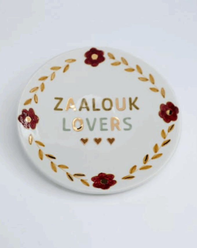 Assiette décorative “Zaalouk Lovers” – Poterie artisanale marocaine