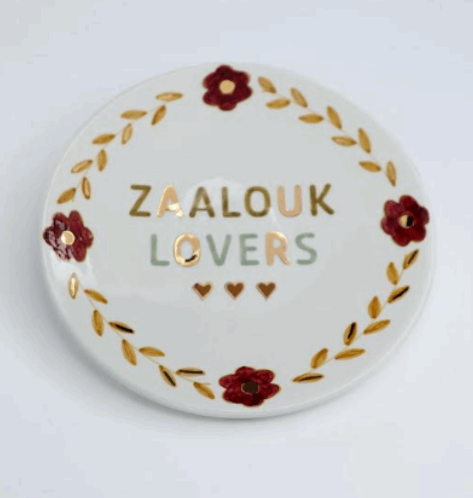 Assiette décorative “Zaalouk Lovers” – Poterie artisanale marocaine