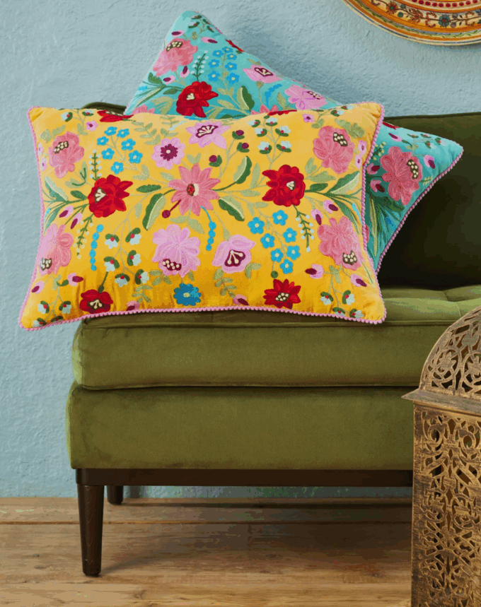 Housse de coussin Rajkamal – Velours brodé multicolore (moutard)