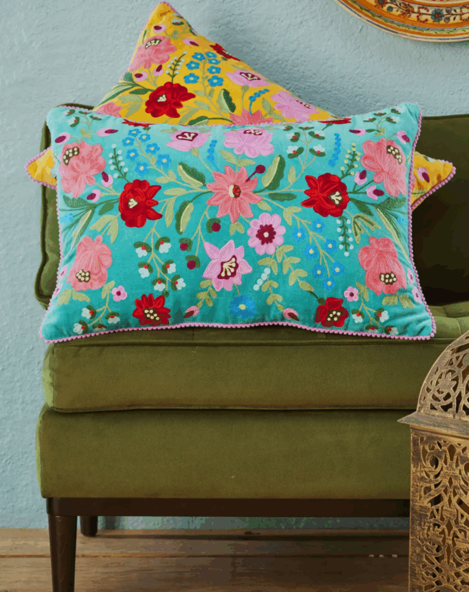 Housse de coussin Rajkamal – Velours brodé multicolore (turquoise)
