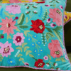Housse de coussin Rajkamal – Velours brodé multicolore (turquoise)