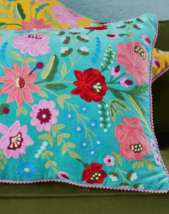 Housse de coussin Rajkamal – Velours brodé multicolore (moutard)