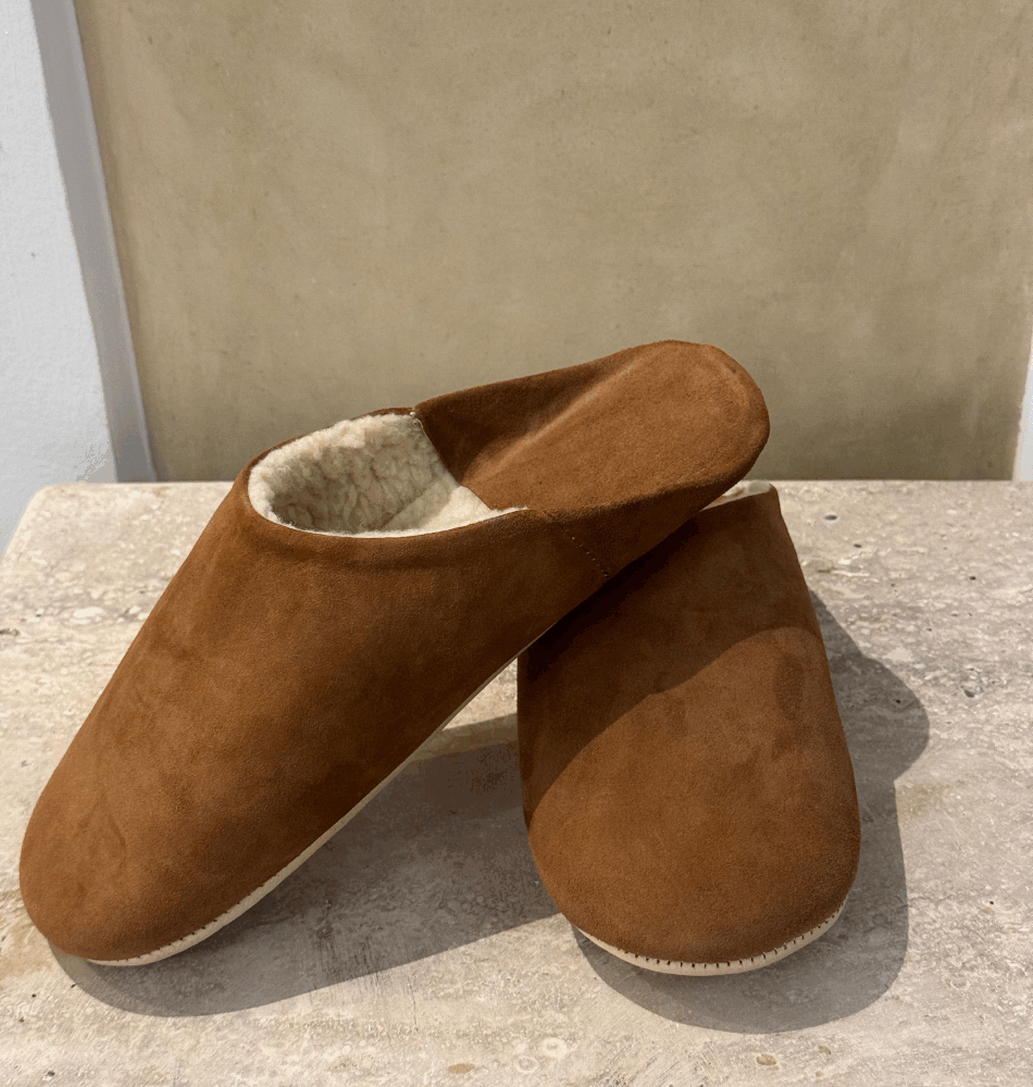 Babouches en cuir et moumoute bouclettes – Camel