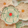 Assiette en forme de fleur – Céramique bord ocre