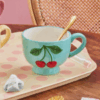 Mug Céramique Menthe – Motif Cerises en Relief (250 ml)
