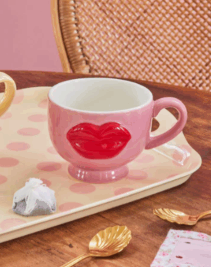 Mug Céramique Rose – Motif Lèvres Rouges en Relief (250 ml)