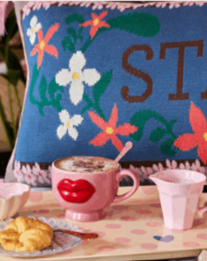Mug Céramique Rose – Motif Lèvres Rouges en Relief (250 ml)