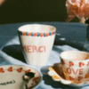 Tasse Ovale en Céramique – Motif “MERCI” Peint à la Main (300 ml)