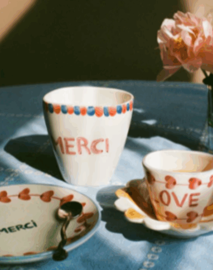 Tasse Ovale en Céramique – Motif “MERCI” Peint à la Main (300 ml)