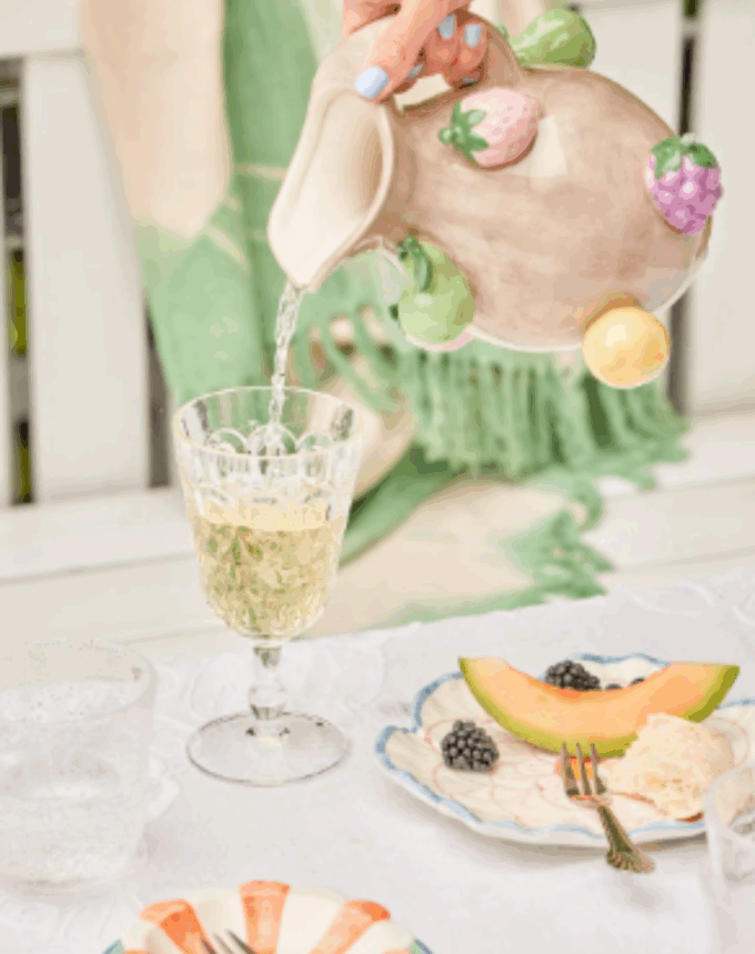 Vase en céramique sable foncé avec fruits en relief
