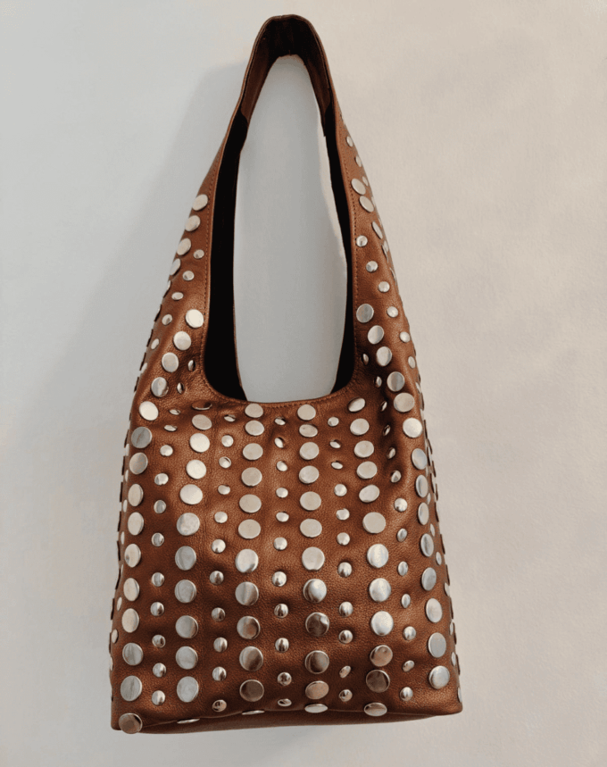Sac à main en cuir clouté – fabrication artisanale
