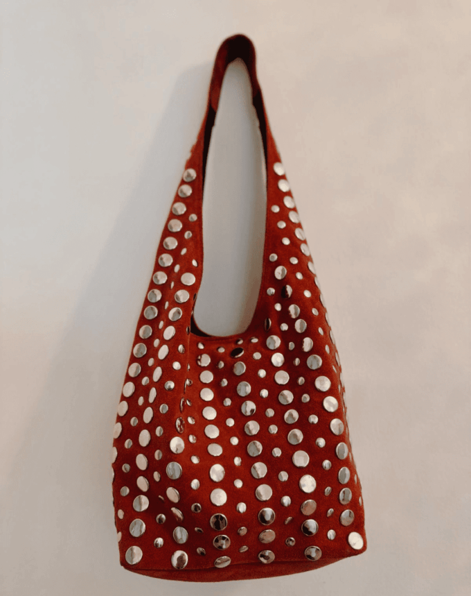 Sac à main en daim clouté – fabrication artisanale