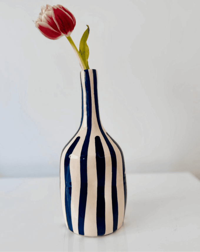 Vase en céramique rayé  – Pièce artisanale unique (20 cm)