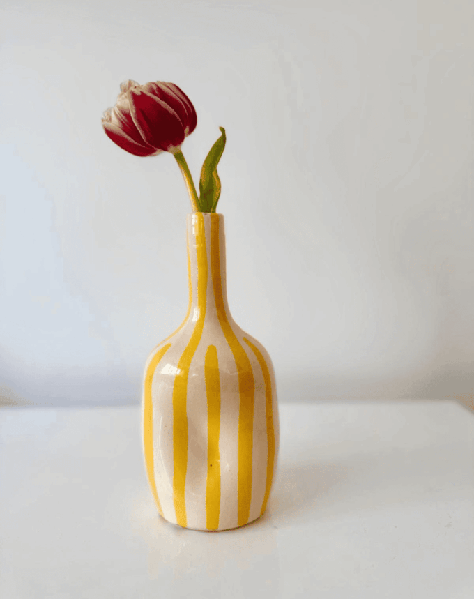 Vase en céramique rayé  – Pièce artisanale unique (20 cm)