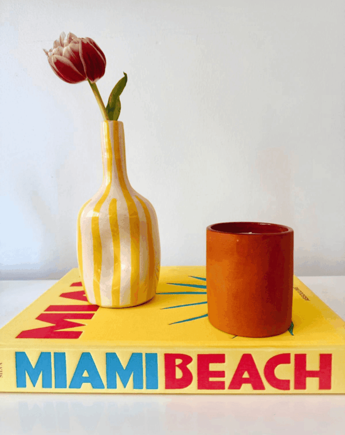 Vase en céramique rayé  – Pièce artisanale unique (20 cm)