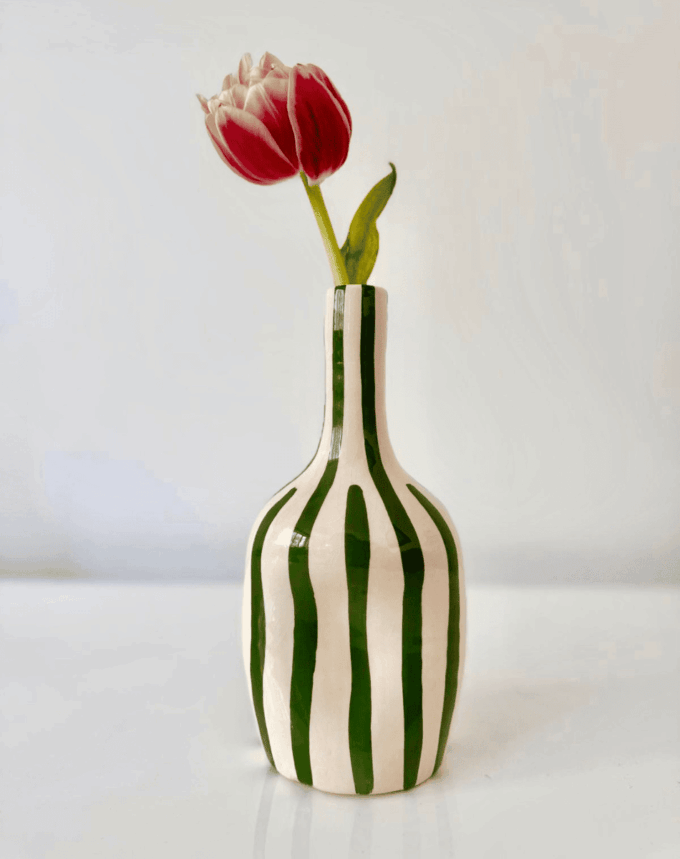 Vase en céramique rayé  – Pièce artisanale unique (20 cm)