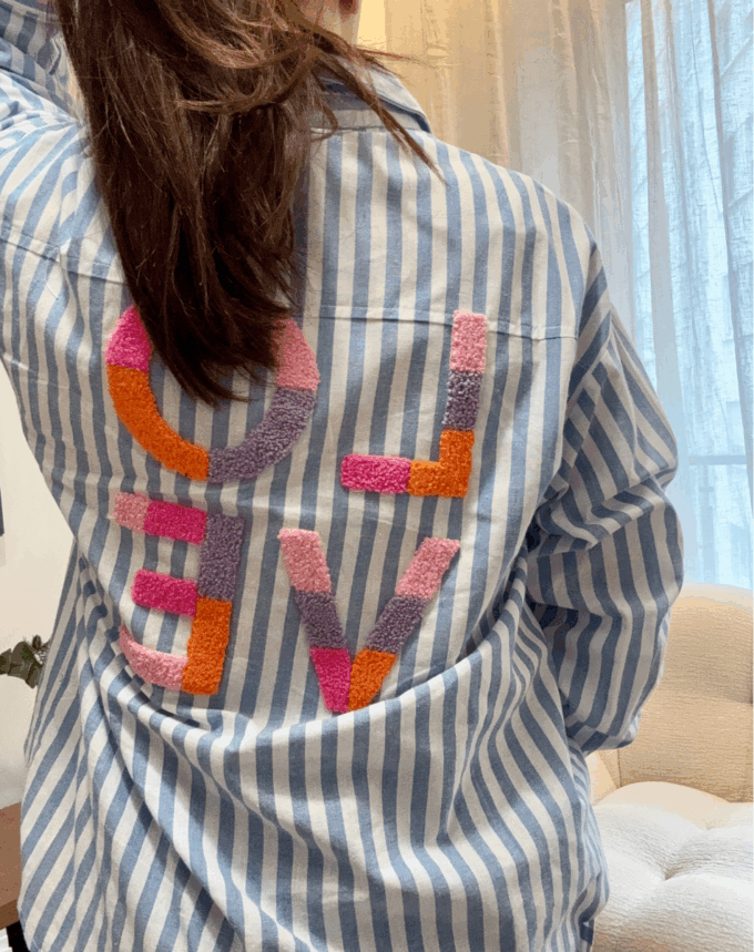 Chemise LOVE – Rayures bleues & message brodé