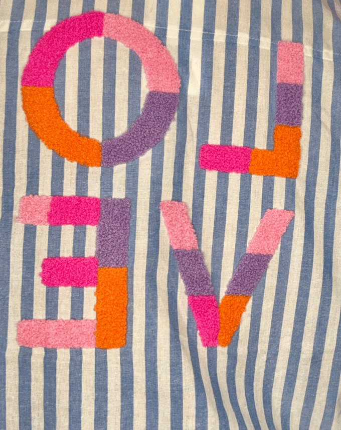 Chemise LOVE – Rayures bleues & message brodé