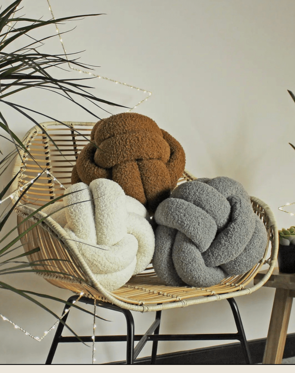 Coussin en polaire à boucle nouée – caramel (30 × 30 cm)