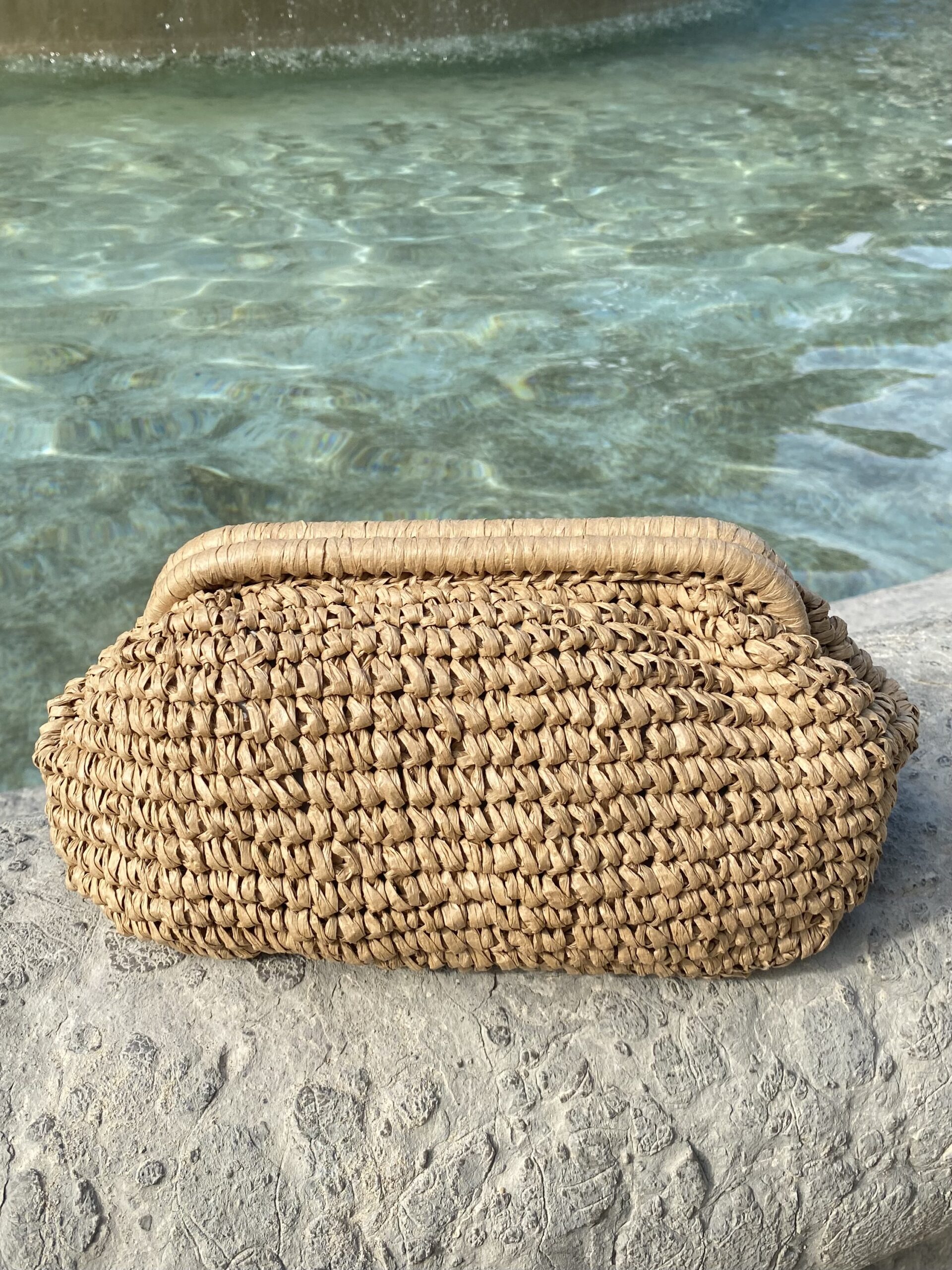 Pochette en raphia tressé